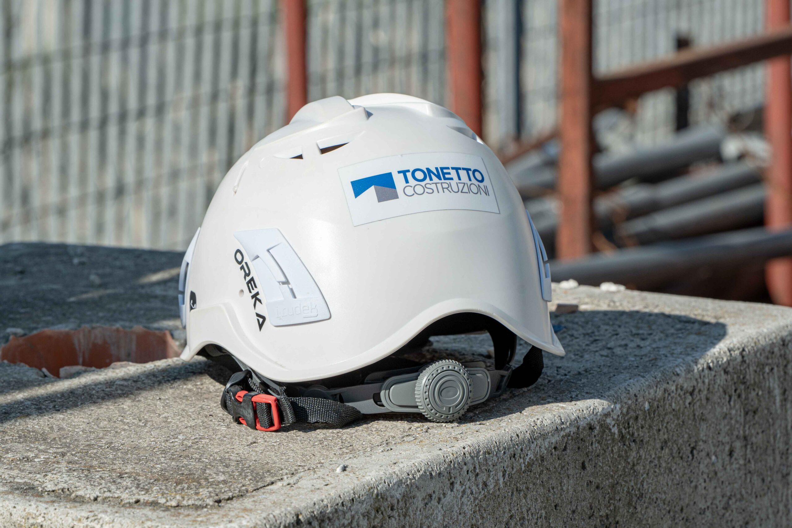 Casco di sicurezza con logo Tonetto Costruzioni