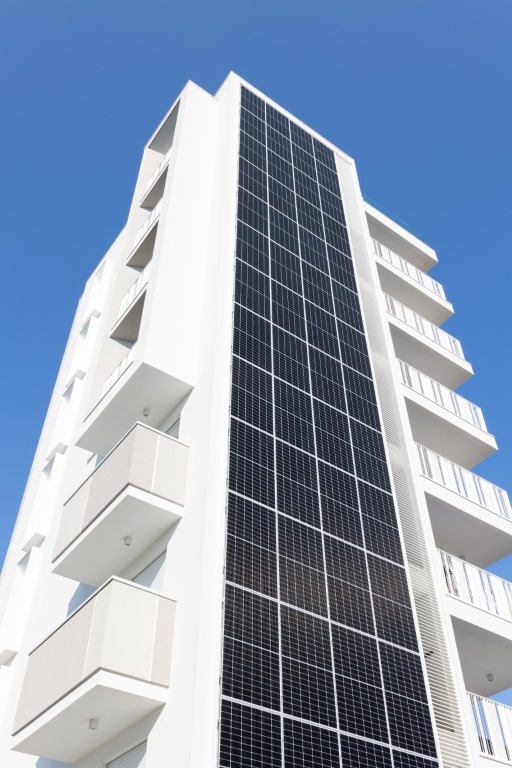 Edificio con pannelli solari sulla facciata