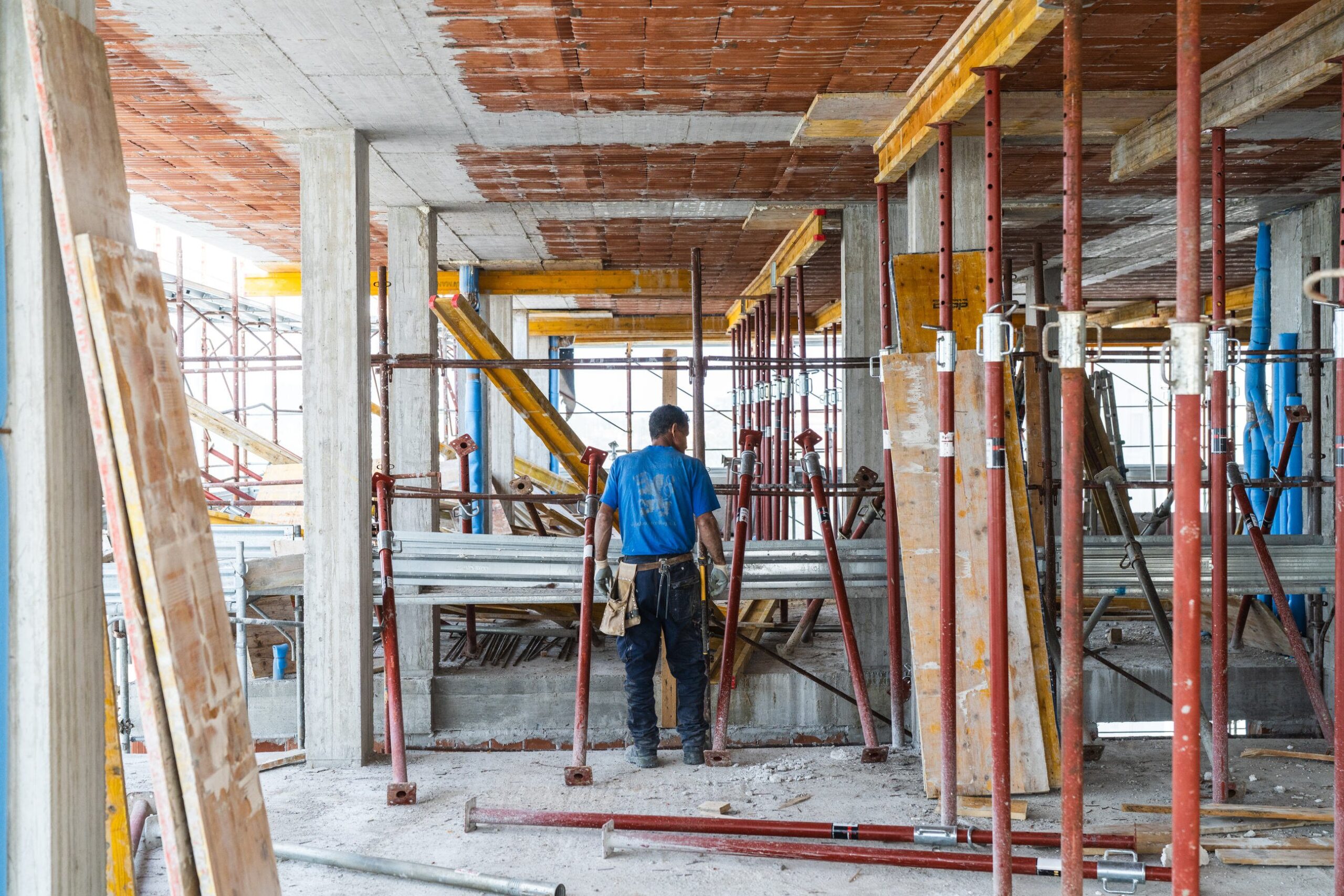 Operaio al lavoro in un cantiere Tonetto Costruzioni